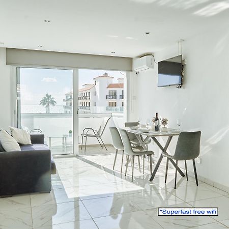 Nissi Avenue Suites アヤナパ エクステリア 写真