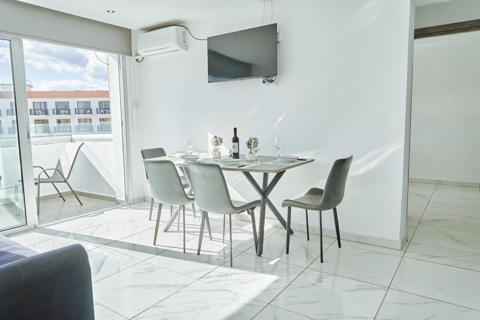 Nissi Avenue Suites アヤナパ エクステリア 写真