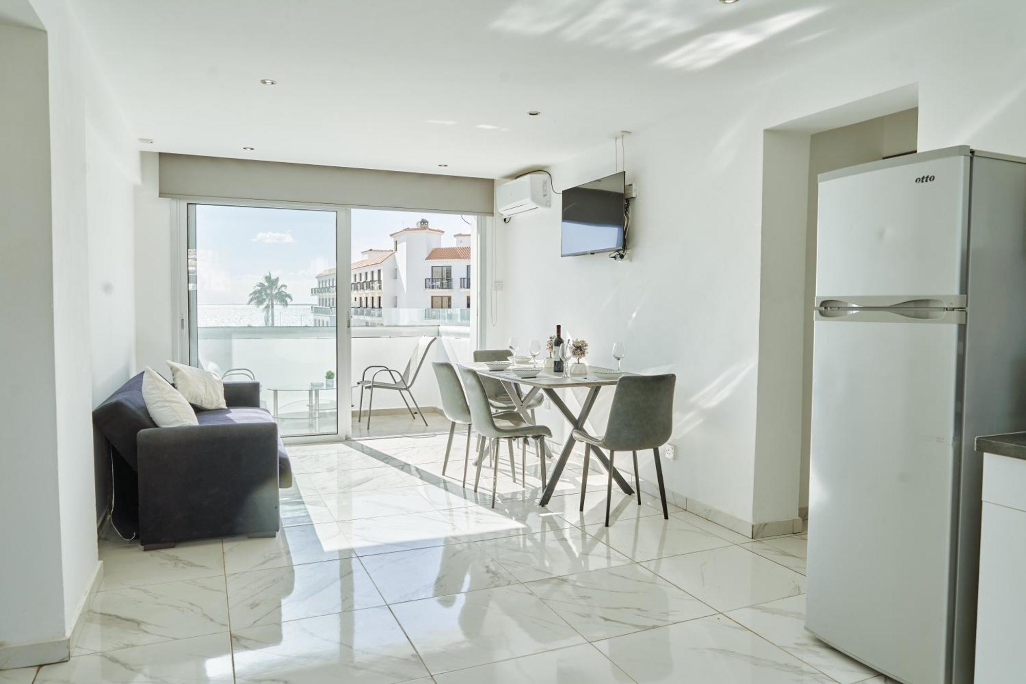Nissi Avenue Suites アヤナパ エクステリア 写真