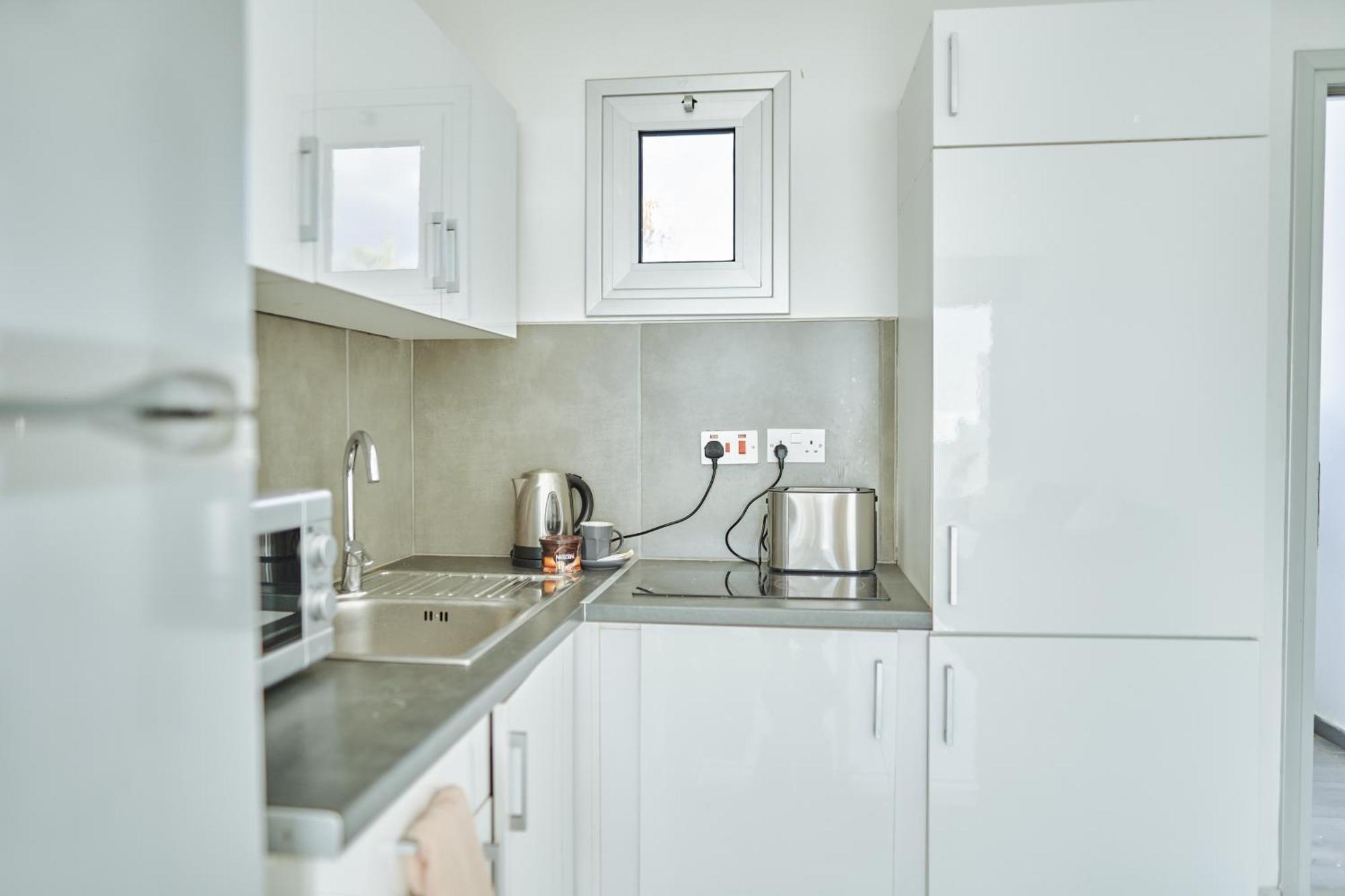Nissi Avenue Suites アヤナパ エクステリア 写真